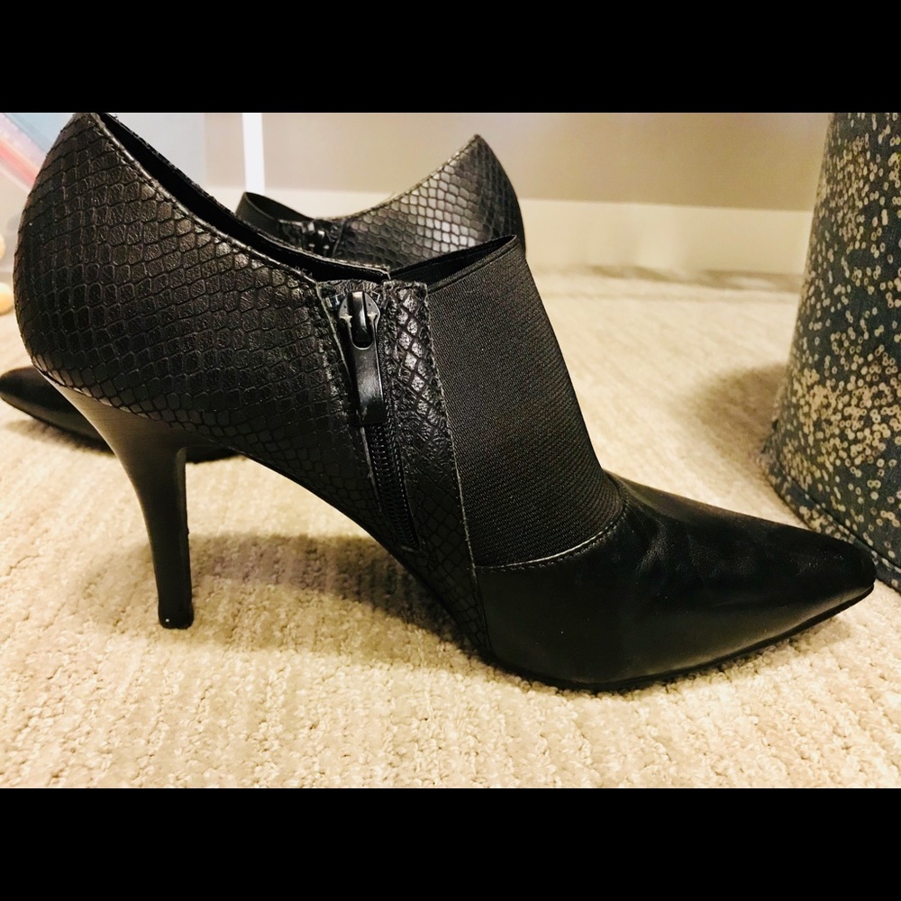 Amazing Tahari booties!
